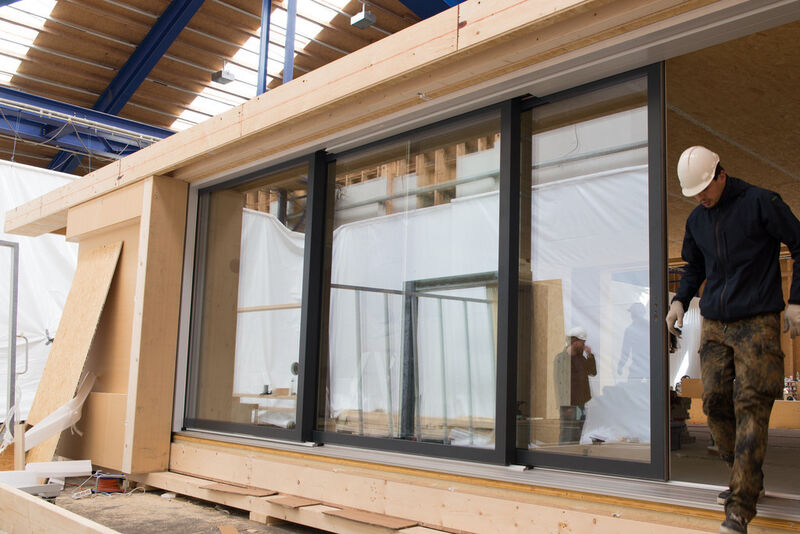 Bilder vom Aufbau des österreichischen Hauses (TU Wien)