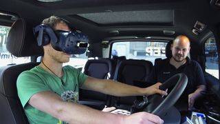 Im mobilen Testlabor: Die Lkw-Fahrer tragen während des Tests eine spezielle elektronische 3D-Brille, zusätzlich halten sie das dazugehörige Lkw-Multifunktionslenkrad physisch in Händen. (Daimler)