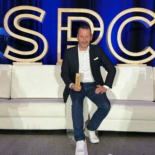 (Marc Rapp, Geschäftsführer der Flöter Verpackungs-Service GmbH, freut sich über den SPC Innovator Award für die Luftpolsterfolien Paperwave. (Bild: Flöter))