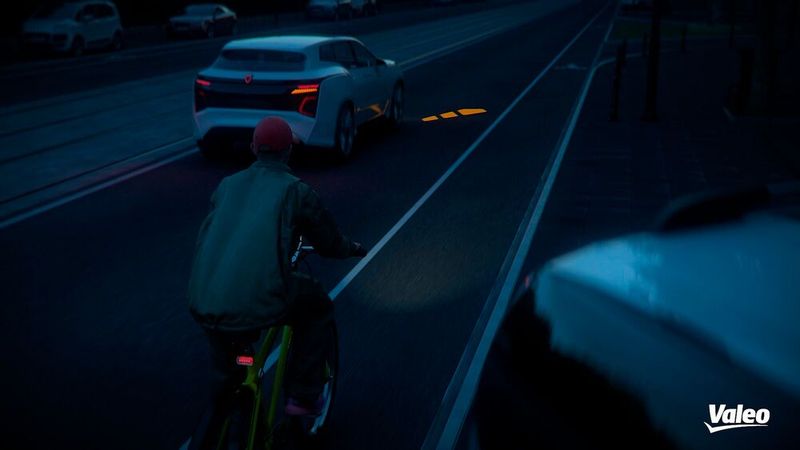 Sicherheits-Extra: Der Abbiege-Hinweis dient als zusätzliche Information für andere Verkehrsteilnehmer. (Bild: Valeo)