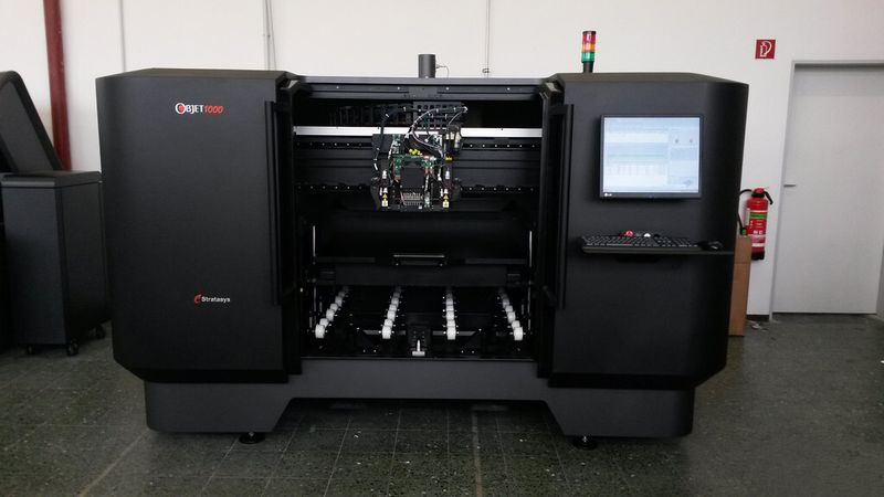 Die RWTH Aachen hat den weltweit größten Multi-Material 3D-Drucker von Stratasys, den Objet 1000, der in einem einzigen Druckvorgang Teile aus festen und weichen Materialien fertigen kann. (Bild: Stratasys)