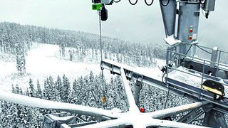 Helfer in der Not: Im kanadischen Wintersportgebiet um Whistler Mountain und Blackcomb Mountain werden vier Säulenschwenkkrane für die Bergung von havarierten Gondeln eingesetzt. Bild: Vetter Krantechnik (Archiv: Vogel Business Media)