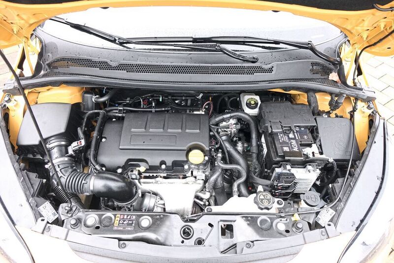 Der GSI trägt das gleiche Aggregat wie seine zivilen Corsa-Brüder: Der 1,4-Liter-Turbo mit vier Zylindern und 110 kW/150 PS sorgt für den Vortrieb.  (Sven Prawitz/»Automobil Industrie«)