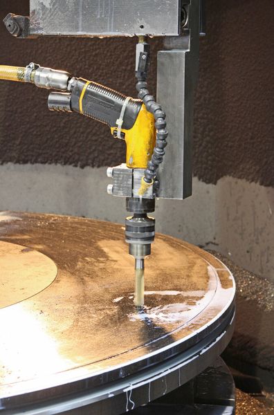 Bild 2: Durch die integrierte Bohrmaschine entfallen Zwischentransporte zu einem separaten Bearbeitungsplatz und es wird Handlingaufwand gespart. (Bild: Atlas Copco)