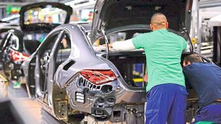 Deutschlands Autoproduktion auf Talfahrt.  (Daimler)