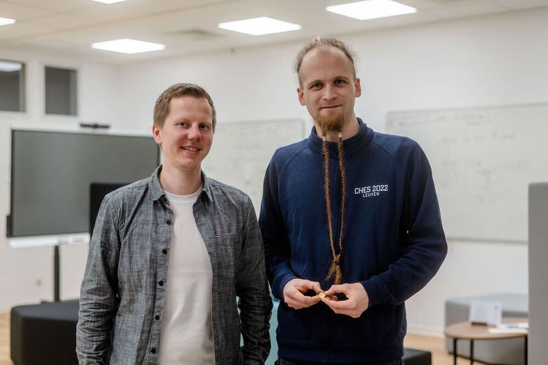 Steffen Becker (links) und Endres Puschner entwickeln Methoden, um Manipulationen an Chips zu identifizieren.