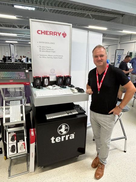 ... am Stand von Michael Fackler (CHERRY), lockt man fast so viele Interessenten an, wie mit den tollen Produkten. (Bild: Vogel IT-Medien)