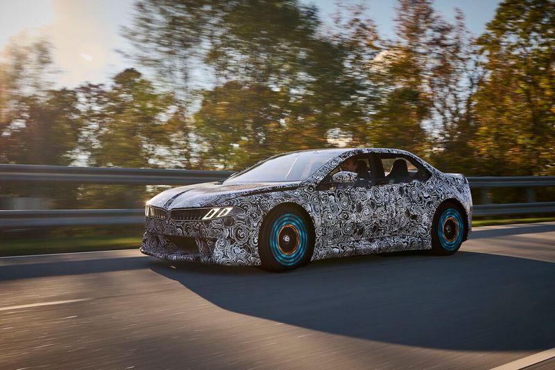 Beschleunigt das Fahrzeug, leuchten die Speichen der Felgen grün (Bild vorher). Rekuperation wird blau angezeigt, der Einsatz der Reibbremsen über die Farbe Orange. (Bild: Tom Kirkpatrick/BMW AG)