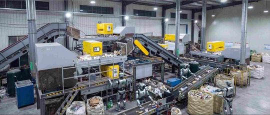 KI-gestützte optische Sortierer mit verkörperten Robotern. (Bild:  Databeyond)
