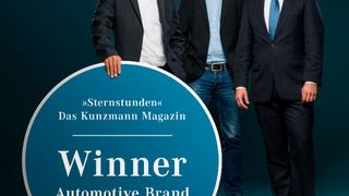 Über die Auszeichnung freuten sich (v.l.n.r.) Marco Gleixner und Siggi Schlee, beide Geschäftsführung SchleeGleixner, sowie Andreas Tetzloff, Geschäftsführung Autohaus Kunzmann. (Foto: Autohaus Kunzmann)