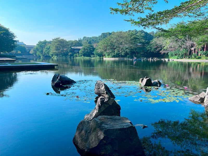 Abbildung 12: Shenzhen ist Sitz einiger der erfolgreichsten chinesischen High-Tech Unternehmen wie BYD, Dingoo, Gionee, Hasee, Skyworth, Tencent, Xunlei, DJI , ZTE und Huawei. Der See befindet sich vor der Firmenzentrale.  (Bild: uo/ Vogel IT-Medien GmbH)