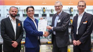 Zertifikatsübergabe auf der SPS 2025 (v.l.n.r.): Mehmet Ergün Tokgöz Produktmanager für Profinet-Netzwerkkomponenten, Daniel Ibanez, Senior Vice President bei Lapp, Xaver Schmidt, Vorstandsvorsitzender der Profibus Nutzerorganisation e.V., und Thomas Leitmann, Applikations-Ingenieur für Industriekommunikation bei Lapp.  (Bild: LAPP)