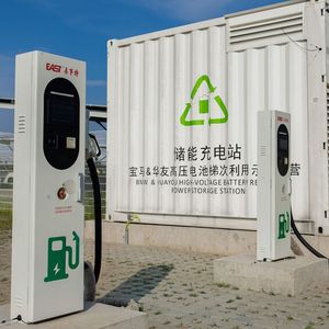 Bevor die Batterien aus E-Autos ausgemustert und recycelt werden, kommen sie ein zweites Mal zum Einsatz: in Energiespeichern ...(Bild:  BMW)