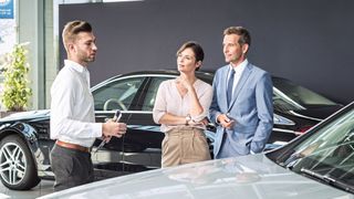 Zu welchen Händlern kommen Kunden in den Schauraum? Onlinebewertungen haben hierauf einen großen Einfluss, wie eine Befragung im Auftrag von Mobile.de zeigt. (Bild: Promotor/Timo Volz)