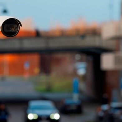 Für Masten und Brückenausleger ausgelegt: Die elektronische Bildstabilisierung fängt Vibrationen ab, das Gehäuse ist bis 60 m/s Windlast spezifiziert. (Bild: Axis)