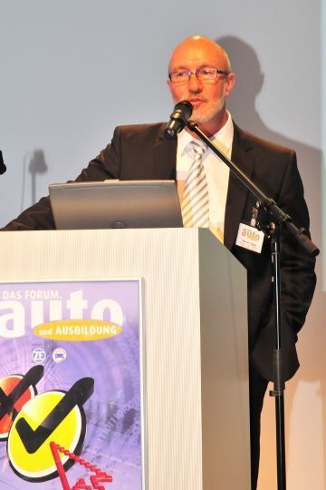Werner Degen, Chefredakteur der Ausbildungjournale »autoFACHMANN« und »autoKAUFMANN«, führte als Moderator durch die Veranstaltung. (Archiv: Vogel Business Media)