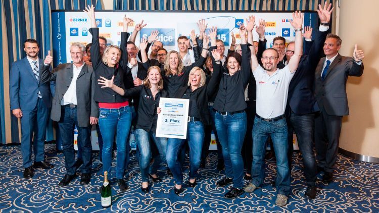 Auf Platz drei des Service Awards 2015 in der Kategorie Pkw: das Serviceteam der Auto Zeilinger GmbH aus Dietersheim. (Bild: Stefan Bausewein)