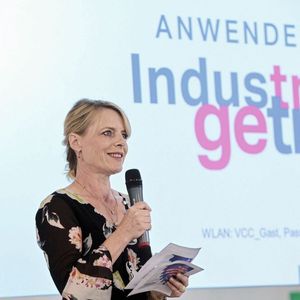 Ute Drescher, Chefredakteurin der konstruktionspraxis, begrüßte die rund 80 Teilnehmer des 1. Anwendertreffs Industriegetriebe.