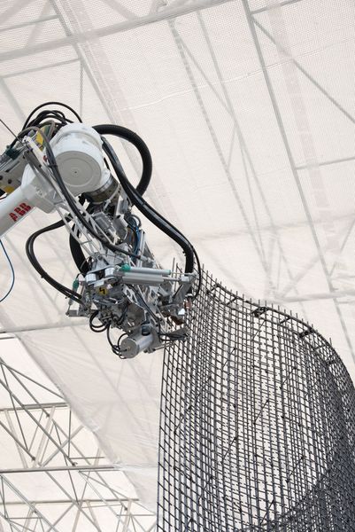 Nahaufnahme des Fabrikationsprozesses: Ein sogennanter „Mesh Mould Toolhead“ biegt und verschweisst 6 mm dünnen Stahl zu einem Gitter mit engmaschiger Struktur. (Bild: NCCR Digital Fabrication, 2017)