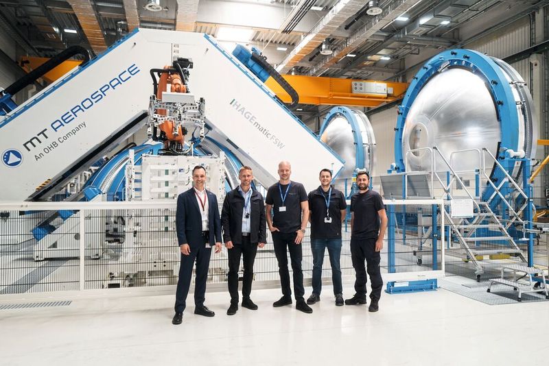 V. l.: Benedikt Gundling (Produktmanager Digitale Produkte, Grob-Werke), Tobias Hannen (Ingenieur für Digitalisierung Industrieller Prozesse / Projekt Manager Space International, MTA), Alexander Müller (Produktionsleiter Großtank Fertigung, MTA), Patrick Thurner (Sales & Operations Planer, MTA) und Marco Diemer (Maschinenbediener FSW-Schweißanlage, MTA). (Bild: Grob-Werke)