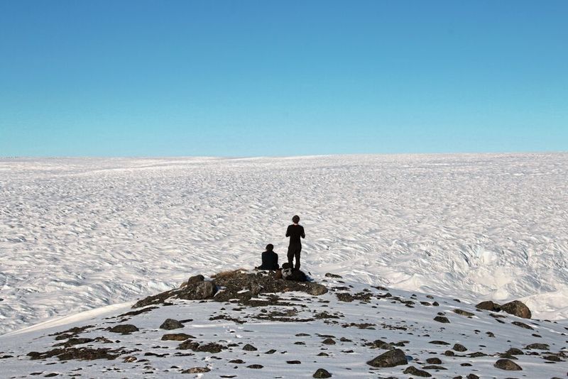 Forschende blicken auf die riesigen Flächen des „Leverett Glacier“, einem Auslass-Gletscher des grönländischen Eisschildes. Eisschilde bedecken zehn Prozent der globalen Landoberfläche. Sie sind nicht nur die extrem kalten und unwirtlichen Gegenden, als die sie auf den ersten Blick erscheinen. Die neu publizierten Ergebnisse deuten darauf hin, dass sie eine wichtigere Rolle für den globalen Elementzyklus spielen könnten als bisher angenommen.