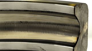 Bild 1: Geriffelte Oberfläche an einem Laufring, verursacht durch Lagerströme.  (Bild: Fluke/Electro Static Technology)