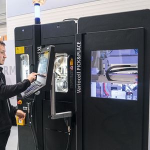 Intelligente Automation für die Mikrobearbeitung mit der «Micro5 XL». Hier die Kombination mit der neuen «Variocell Pick&Place» für das Handling von Werkstücken bis 2,5 kg.(Bild:  Chiron)