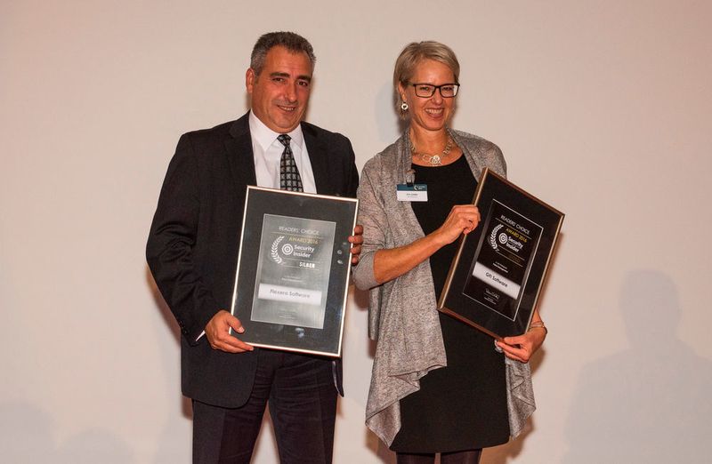 Die Gewinner des Security-Insider Readers' Choice Award 2016 in der Kategorie Patch Management: Macario Lopez Monrobe von Flexera Software und Iris Lüdke von GFI Software. (Dominik Sauer / VIT)