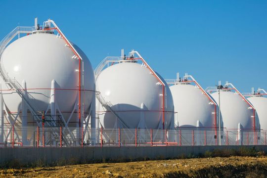 Zeitdruck auf dem Kessel: An verschiedenen Standorten in Deutschland sollen nun möglichst schnell neue LNG-Anlagen entstehen. Zeitdruck auf dem Kessel: An verschiedenen Standorten in Deutschland sollen nun möglichst schnell neue LNG-Anlagen entstehen.