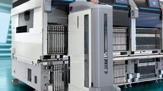 Bestückungsmaschinen wie diese von Fuji müssen regelmäßig gewartet werden. Mithil-fe von Shop-Floor-Integration wurden diese Abläufe nun automatisiert und können jetzt mit weniger Aufwand und günstiger durchgeführt werden. (Bild: Fuji)