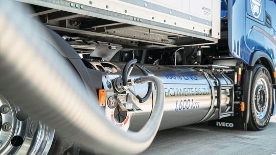 Die mit LNG betriebenen Fahrzeuge von Iveco leisten schon heute einen Beitrag zur Emissionsreduzierung. Die mit LNG betriebenen Fahrzeuge von Iveco leisten schon heute einen Beitrag zur Emissionsreduzierung.