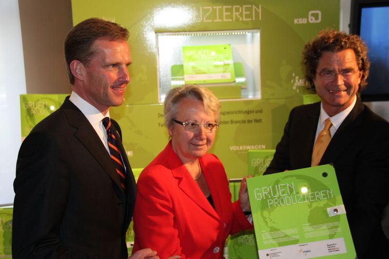Dr. Wolfram von Fritsch, Deutsche Messe, Bundesministerin für Bildung und Forschung, Prof. Dr. Annette Schavan und Dr. Florian Langenscheidt, Verleger haben „Gruen Produzieren“ während der Hannover-Messe 2010 präsentiert. (Archiv: Vogel Business Media)