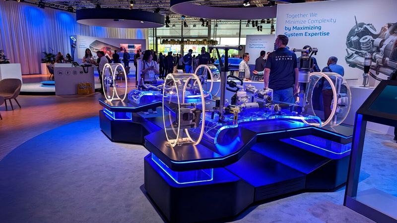 Aufwendige Produktpräsentationen waren an vielen Ständen zu sehen – hier bei ZF. Die Auftritte der Autozulieferer zeigten, dass der Aftermarket weiterhin lukrativ ist – anders als im Moment das Erstausrüstungsgeschäft. (Bild: Rosenow – VCG)
