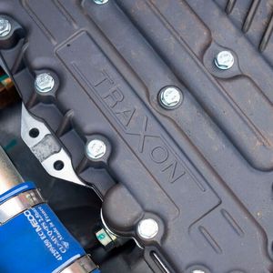Mit dem Traxon 2 Hybrid elektrifiziert ZF nun eines der am weitesten verbreiteten Getriebe im schweren Nutzfahrzeugbereich.(Bild:  ZF)