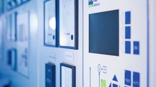 HPS ist weltweit als Spezialist für die Energietechnik bekannt und installiert in den Schaltschränken auch Steuerungen und Bedientableaus aus eigener Fertigung.  (Sebastian Engels)