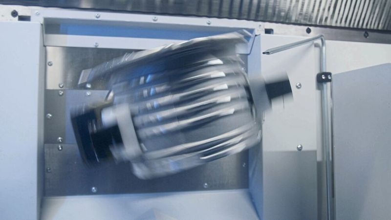 An der Umspannstation wird das Werkstück um 180 Grad gedreht und für das Spannen der Spindel bereitgestellt.  (Bild: Mapal)