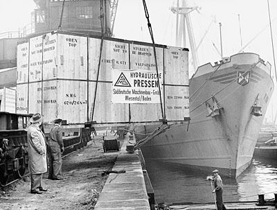 Bild 12: Gute Reise. 1958 verlässt eine hydraulische Presse von Schuler SMG aus Waghäusel/ Wiesental Deutschland. Im Hamburger Hafen überwacht die Versandabteilung die Verladearbeiten. (Archiv: Vogel Business Media)