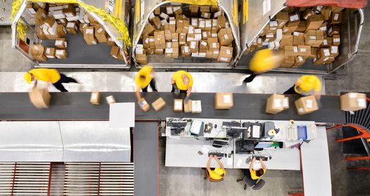 In vielen Logistik- und Fulfillment-Set-ups ist die operative Abwicklung im Lager längst digitalisiert, während die Abrechnung häufig noch hinterherhinkt.(Bild:  Logistics Reply)