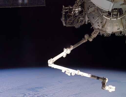 Der Roboterarm der ISS kann ein komplettes Space Shuttle bewegen (NASA/ESA)