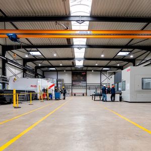 Kloeckner Metals Germany stellt sich im Verteidigungsbereich breiter auf. Dazu wurde jetzt ein neuer Standort für die Tochter Ambo Stahl in Köln-Hürth eröffnet – hier ein Blick hinein. Vor allem wird eine Laserschneidanlage mit satten 60 Kilowatt Leistung als Herzstück herausgestellt ... (Bild: Kloeckner Metals Germany)