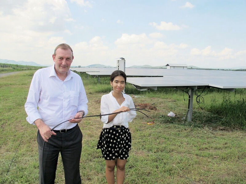Thailand: Bernd Leushake und Vorada Serios zeigen das wasserdichte Solarkabel, das vor allem in Gebieten mit Überschwemmungsgefahr zum Einsatz kommen soll. (Lapp Gruppe)