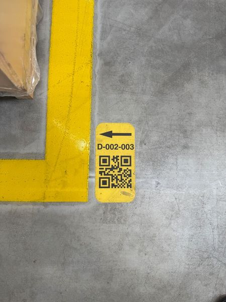 Für die Stellplätze im Blocklager hat ONK Bodenmarkierungen aus extra dünner, selbstklebender Kunststofffolie mit Polycarbonat-Schutzlaminat produziert. Sie sind rutschfest, beständig gegen Feuchtigkeit und zahlreiche industrielle Chemikalien und die Beschriftung ist dauerhaft abriebfest. Die QR-Codes sind für eine zuverlässige Erfassung in den Scanprozessen – auch aus der Distanz – optimiert. (Bild: Yusen Logistics)