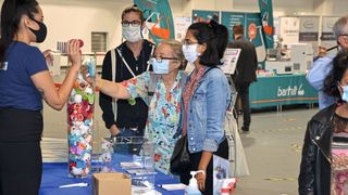 Auf der LAB-SUPPLY Wien konnten die Besucher wieder in persönlichen Austausch mit Ausstellern und anderen Anwendern treten. (LABORPRAXIS, Lüttmann)