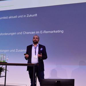 Benjamin Kibies, Senior Automotive Analyst bei dem Marktforschungsunternehmen Dataforce, teilte auf der Veranstaltung eine Prognose zum künftigen Marktvolumen gebrauchter E-Autos.(Bild:  Achter – VCG)