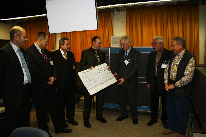 Uwe Falk und Jens Gerlach (beide LSI), Kurt Gerecke (IBM), Stefan Assler (Also), Hans Spengler, Heinz Graichen und Heinz Oberle bei der Scheckübergabe. (Archiv: Vogel Business Media)