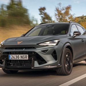 Breitere Radkästen, eine konturierte Frontstoßstange und ein markanter Frontsplitter mit VZ5-Gravur betonen das kraftvolle Auftreten des Formentor VZ5.(Bild:  sessantuno.com)