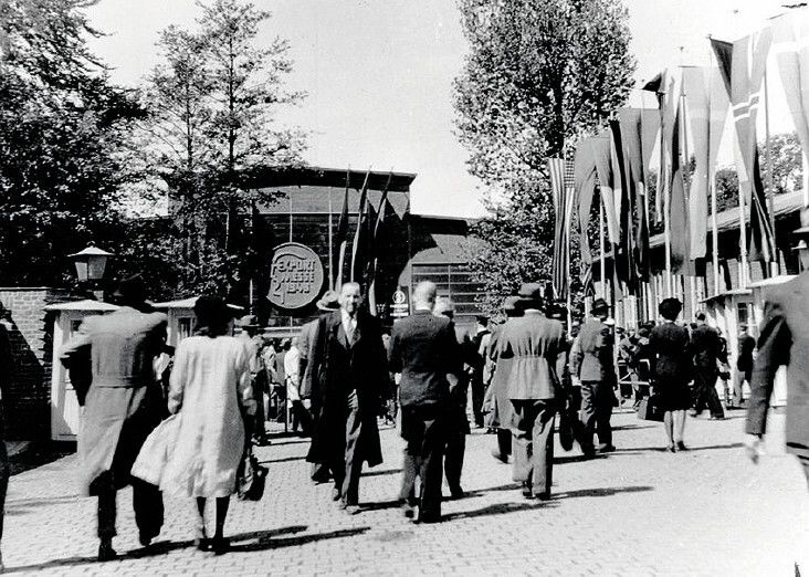 Einkäufer aus dem In- iund Auslanfd „stürmen“ die Exportmesse 1948.  (Deutsche Messe)