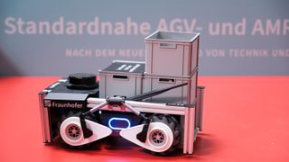 Für den innerbetrieblichen Transport mit FTS und autonome mobile Roboter hat das Fraunhofer IML mit dem Aulis-Projekt ein modulares und herstellerunabhängiges Open-Source-Betriebssystem entwickelt. (Bild: Prismat GmbH)