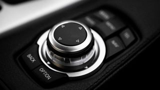 Joystick-Steuerungen erfordern ein elektromechanisches Gerät mit einem äußerst zuverlässigen und wiederholbaren Schaltmechanismus.  (Bild: C&K)