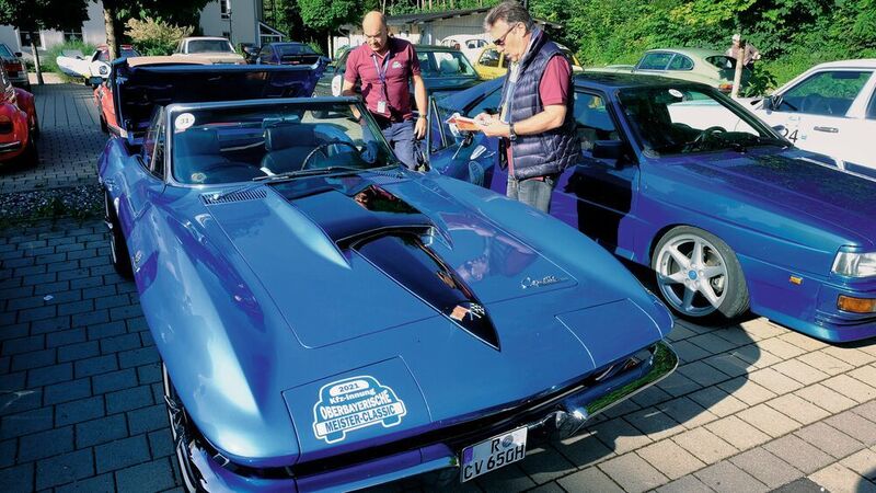 Stefan Brandl und Rudolph Angerer (Kfz-Innung Oberpfalz, Kreis Kelheim) machen sich startklar mit ihrer Chevrolet Corvette Stingray, Baujahr 1968. (Zietz/»kfz-betrieb«)